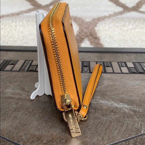 MICHAEL KORS JET SET TRAVEL LG FLAT MF PHN CASE - Picture 4 of 16